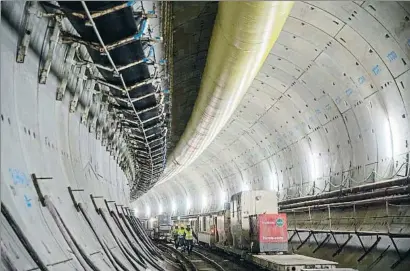  ?? MANÉ ESPINOSA ?? El túnel por el que debe circular el tren lanzadera aún está sin vías ni instalacio­nes