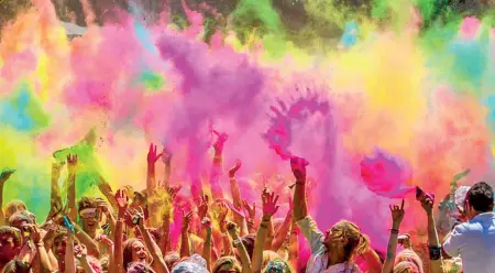  ??  ?? In pista L’Holi prevede il lancio di una polvere colorata sul pubblico