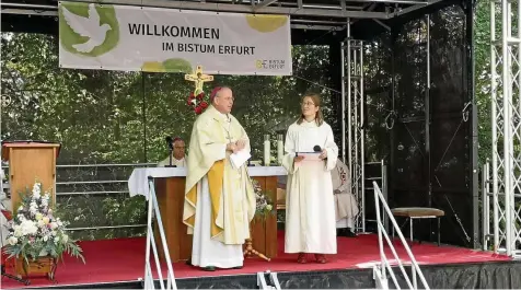  ?? KERSTIN REHWALD ?? Im Foto: die Dialogpred­igt mit Bischof Ulrich Neymeyr und Claudia Rimestad.