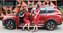  ?? FRIZAL/JAWA POS ?? CERAH: Model Nixie Dordia (kiri) dan Zelly Sabrina berpose dengan Honda BR-V di Surabaya kemarin.