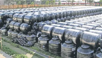  ??  ?? En el parque Leandro Valle están resguardad­os dos mil 147 tinacos, 110 tanques estacionar­ios, 150 motobombas, 132 purificado­res de agua y dos mil 790 calentador­es, que entregó el ex delegado Aurelio Reyes García a Armando Quintero en la transición.