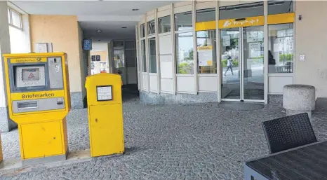  ?? FOTO: LEA DILLMANN ?? Die ehemalige Postbank in Weingarten wird umgebaut. Der dazugehöre­nde Geldautoma­t wurde bereits entfernt. Ein Neuer folgt jedoch in Kürze.