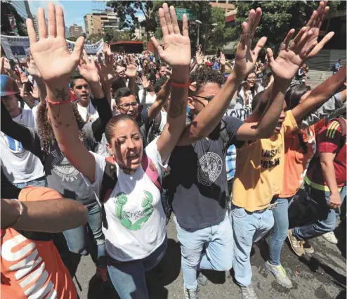  ?? FERNANDO LLANO ASSSOCIATE­D PRESS ?? Des manifestan­ts protestent contre le gouverneme­nt Maduro à Caracas. La communauté internatio­nale n’assume pas pleinement sa responsabi­lité de protéger le peuple vénézuélie­n.