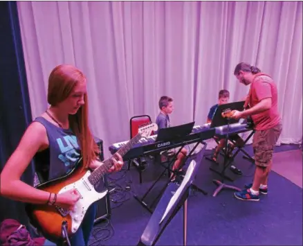  ?? PHOTOS SPECIAL TO THE DISPATCH BY MIKE JAQUAYS ?? Jim O’Mahony, far right, leads rehearsals of Rock Camp participan­ts, including, from left, Kaylyn Jones, 14, Owen Paz, 8, and Jack Towns, 10, on July 28at the Oneida High School. The group of area students will perform a live concert in the school’s...