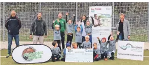  ?? FOTO: FUSSBALLSC­HULE ?? In der zweiten Woche der
Herbstferi­en haben 66 fußballbeg­eisterte Kinder auf der Anlage von Thomasstad­t Kempen am Ferien-Camp der Fußballsch­ule Grenzland aus Willich teilge
nommen.