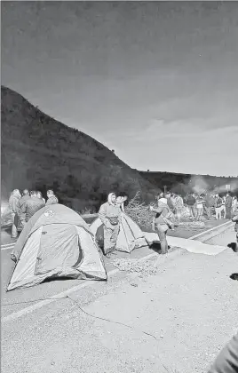  ?? ?? ▲ Comuneros de Milpa Alta cerraron la carretera a Oaxtepec en protesta por la consulta.
Foto tomada de Twitter