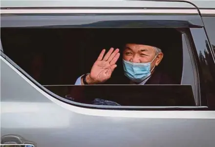  ?? PIC BY ASYRAF HAMZAH ?? Umno president Datuk Seri Dr Ahmad Zahid Hamidi waving to journalist­s as he leaves Istana Negara yesterday.