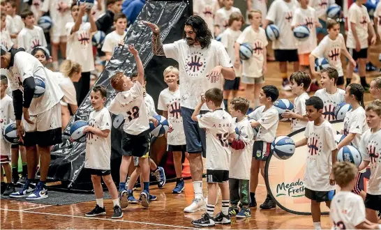  ?? PHOTO: CHRIS SKELTON/FAIRFAX NZ ?? Steven Adams holds court with some of the 250 children who packed into the North Shore Events Centre to get up close and personal with the New Zealand NBA star.