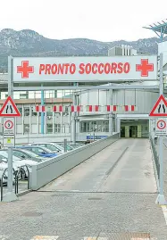  ?? ?? Santa Chiara
L’ingresso del pronto soccorso di Trento