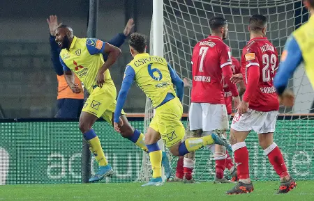  ?? (LaPresse) ?? La prima volta
La gioia di Ceter dopo il gol che è valso l’1.0 per il Chievo. Per l’attaccante si tratta della prima rete in questa stagione con la maglia gialloblù