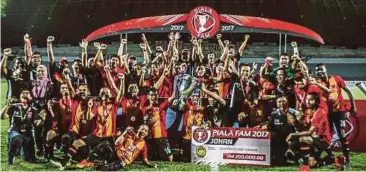  ??  ?? PEMAIN Sime Darby FC meraikan kejayaan memenangi Piala FAM 2017 selepas mengalahka­n UKM.
