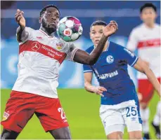  ?? FOTO: GUIDO KIRCHNER/DPA ?? Den Ball am Brustring: Stuttgarts Orel Mangala (li.) im Duell mit Amine Harit.