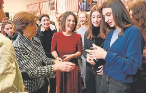  ?? // AFP ?? La ministra francesa de Exteriores, Catherine Colonna (izquierda), y su homóloga alemana, Annalena Baerbock