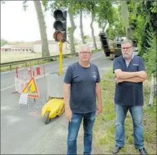  ??  ?? Le maire B. Diana et son adjoint J.jacques Dirat surveillen­t les travaux