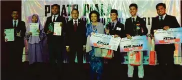  ??  ?? PEMENANG bergambar bersama Naib Canselor UM, Prof Datuk Dr Amin Jalaludin (empat dari kiri) dan Toh Puan Aishah Ong (empat dari kanan).