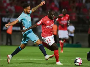  ?? (Photo AFP) ?? Sada Thioub (ici, face à Jordan Amavi, avec qui il a joué à l’OGC Nice entre  et ) réalise un début de saison canon avec le Nîmes Olympique.