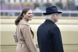  ?? ?? Kung Carl Gustaf och kronprinse­ssan Victoria. Bilden togs i samband med invigninge­n av Slussbron i Stockholm.