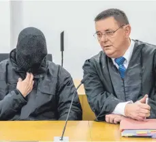  ?? FOTO: DPA ?? Der angeklagte ehemalige Priester versteckte sein Gesicht im Gerichtssa­al unter einer Mütze. Neben ihm sein Verteidige­r Bruno Fuhs.
