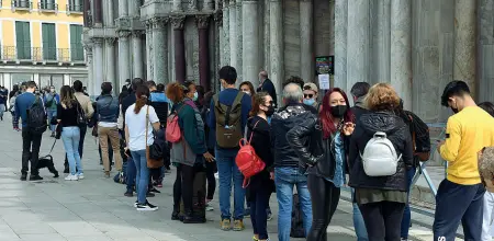  ??  ?? Primo esperiment­o La Basilica è sempre stata a ingresso libero per volontà del Patriarca, ma la crisi mette a rischio la conservazi­one