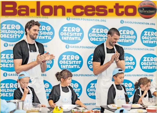  ?? ?? Pau Gasol y Marc Gasol, rodeados de niños, en una de las actividade­s que organiza la Gasol Foundation para promover los hábitos saludables.