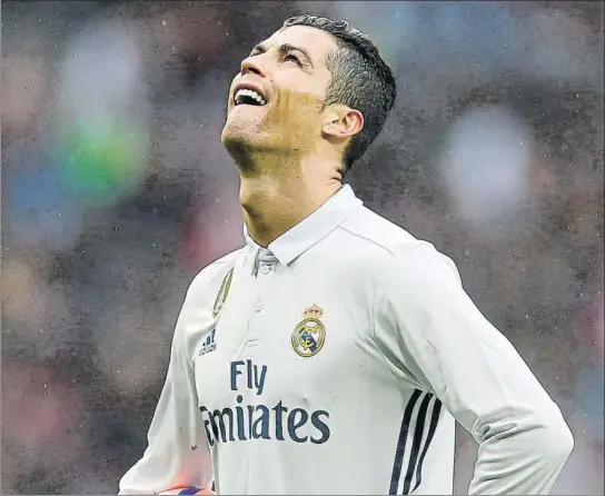  ?? FOTO: AP ?? Cristiano Ronaldo le echa un pulso al Real Madrid, en el que puede salir perdiendo más él que el club blanco