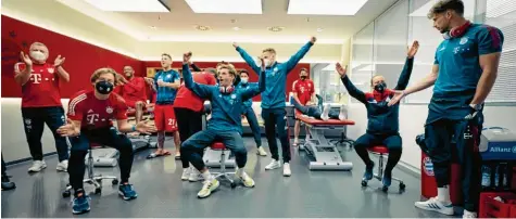  ?? Foto: Amazon Prime, Nepomuk Fischer ?? Kabinenbil­d mit jubelndem Thomas Müller: Eine Szene aus der Amazon‰doku „Behind the legend“über den FC Bayern München.