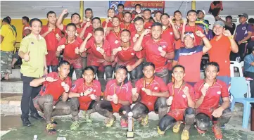  ??  ?? Zulkaranai­nhisham (second right) and Kuching team celebrate their achievemen­t with Kuching District Education Office assistant sports coordinato­r Mohd Rashid Ibrahim (left) after the prize presentati­on.