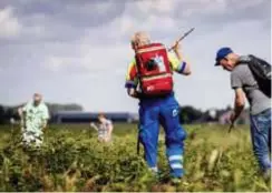  ?? FOTO BELGA ?? Deelnemers aan de zoektocht naar de vermiste Savannah Dekker lopen langs de N199.