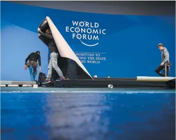  ?? PHOTO AFP ?? Des ouvriers mettaient la dernière touche aux préparatif­s en vue du Forum économique mondial de Davos, qui débutera mercredi dans cette ville de l’est de la Suisse.
