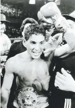  ?? Archivo histórico / gary williams ?? Héctor “Macho” Camacho celebra tras derrotar a Rafael Solís el 18 de noviembre de 1983.
