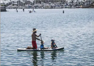  ?? PAUL BERSEBACH — STAFF PHOTOGRAPH­ER ?? Cruising:
Three people paddle near Baby Beach at Dana Point Harbor in Dana Point on July 22.