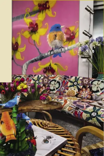  ??  ?? In questa pagina. Due scorci della casa a Sumirago, dimora e laboratori­o creativo di Angela Missoni. Le foto sono tratte dal volume prodotto da Vogue Italia che ripercorre vent’anni di attività della stilista.