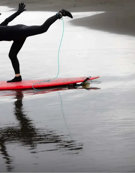  ?? FOTO: LOTTA HÄRDELIN ?? ■
Seiichi Sano tränar för att en dag kunna stå på ett ben på brädan, också på djupare vatten.