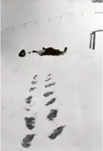  ?? ?? Ci-dessus : le jeune Robert Walser avant son internemen­t à l’asile psychiatri­que de Herisau, en Suisse.
Ci-contre: le corps de l’écrivain étendu sur la neige sur une photo prise le jour de sa mort, en 1956.