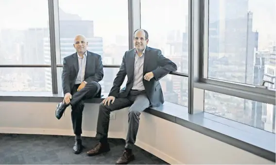  ??  ?? ► Andrés Navarrete (izquierda) y Pablo Bello (derecha) en las oficinas de BTG Pactual Chile.