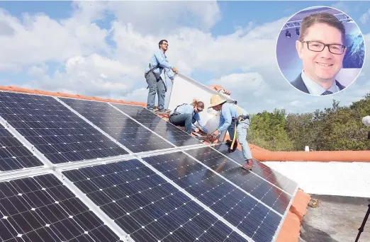  ??  ?? La constructi­on de toits photovolta­ïques, comme celui-ci qui a été installé sur une résidence de la Floride, est désormais dans la mire d’Hydro-Québec. Selon le PDG de la société d’État, Éric Martel (en mortaise), cette technologi­e se développe si...