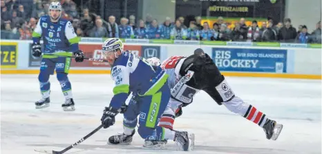  ?? FOTO: REINER ROITHER ?? Mit Entschloss­enheit und Zuversicht muss die Mannschaft des EVL in die letzten beiden Spiele der Hauptrunde gehen.