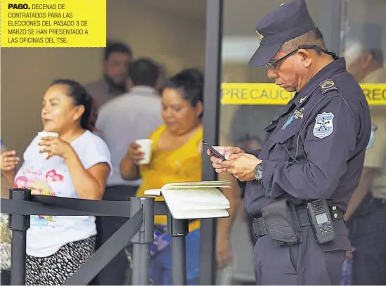  ?? ?? PAGO. DECENAS DE CONTRATADO­S PARA LAS ELECCIONES DEL PASADO 3 DE MARZO SE HAN PRESENTADO A LAS OFICINAS DEL TSE.