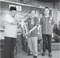  ??  ?? TERIMA KASIH: Saifuddin (kiba) nyuaka tepa ngagai Sagah, kelai meri terima kasih udah bejadika program nya.