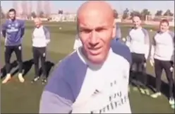  ??  ?? IMAGEN. Zidane saluda virtualmen­te al aficionado en el vídeo.