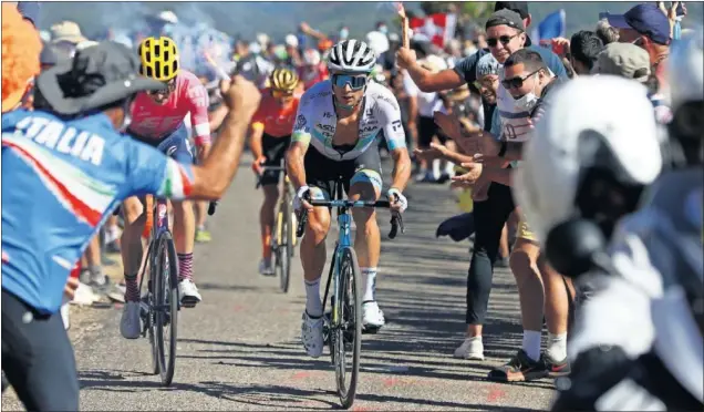  ??  ?? Alexéi Lutsenko encabeza la escapada, por delante de Neilson Powless, durante una de las subidas de la sexta etapa del Tour.