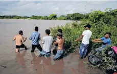  ?? EFE ?? Migrantes varados intentan cruzar el Río Goascorán, que comparten Honduras y El Salvador,