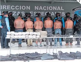  ??  ?? (1) Los seis miembros de la MS-13 fueron capturados en el sector de Cieneguita.