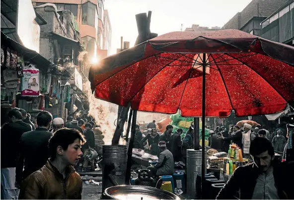  ?? WASHINGTON POST ?? Shoppers crowd a market in Kabul as an icy winter takes hold in the Afghan capital and peace talks with the Taliban drag on.