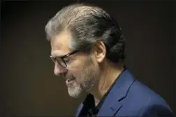  ?? MATT ROURKE — THE ASSOCIATED PRESS ?? Former Philadelph­ia Flyers general manager Ron Hextall speaks with members of the media during a news conference in Voorhees, N.J., Friday. The Flyers fired Hextall on Monday.