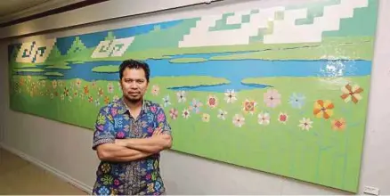  ?? [FOTO SAIFULLIZA­N TAMADI/BH] ?? Faizal bersama karya lukisan Gunung Ledang yang dipamerkan di Muzium Seni Asia, Universiti Malaya.