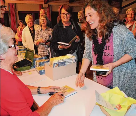  ?? Foto: Anja Fischer ?? Groß war der Andrang bei der Buchvorste­llung durch Anni Gastl (links). Gerne signierte die Autorin am Ende der Lesung ihr Werk.