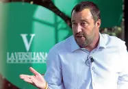  ??  ?? Il ministro dell’Interno Matteo Salvini sul palco del Caffé della Versiliana
