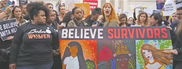  ??  ?? Manifestan­tes se reunieron frente a la Corte Suprema en Capitol Hill, Washington, para protestar contra el juez Brett Kavanaugh, nominado por el presidente Trump al Tribunal Supremo de EU.