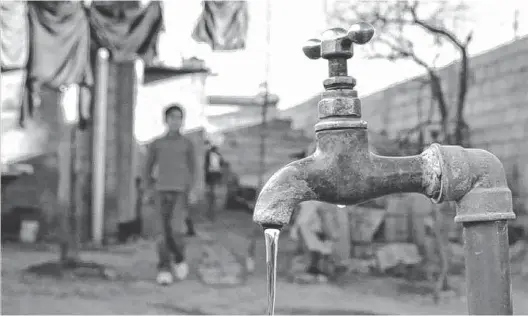  ?? FOTOS: ARCHIVO LA NUEVA Y AGENCIAS PUNTA ALTA, STROEDER, CORONEL SUÁREZ Y TORNQUIST ?? los cortes del servicio son puntuales y afectan a algunas poblacione­s, en varios sitios los vecinos denuncian que reciben poca agua durante el día.